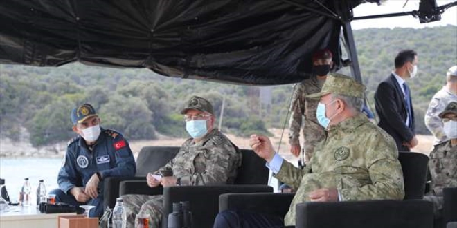 Akar ve komutanlar 'Kardak kahramanları' ile bir araya geldi