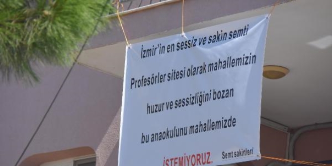 Balkonuna 'Anaokulunu istemiyoruz' pankartı astı