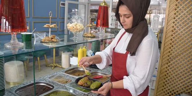 Evde yaptığı tatlılar beğenilince kendi işinin patronu oldu