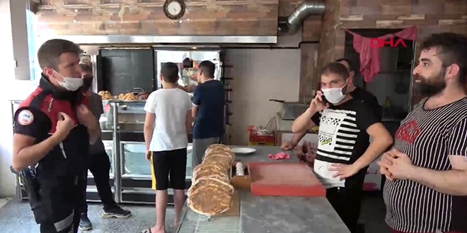 Bedava döner dağıtıldı, sosyal mesafe hiçe sayıldı