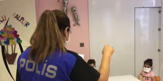 Polis masal yoluyla çocukları kötü niyetli kişilere karşı bilgilendirdi