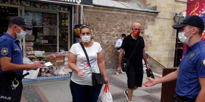 Maske takmayan, polisi görünce yolunu değiştiren kadına tutanak