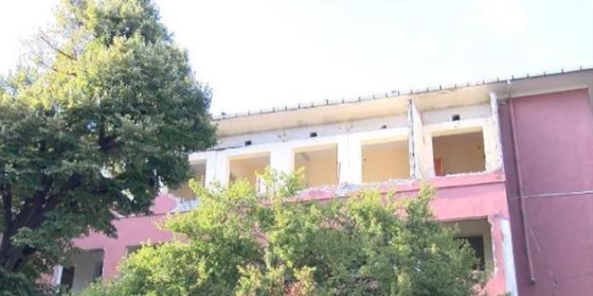 Haseki Hastanesi'nin Fatih'teki binas yklyor
