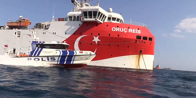 Antalya polisi, araştırma gemisi Oruç Reis'i selamladı