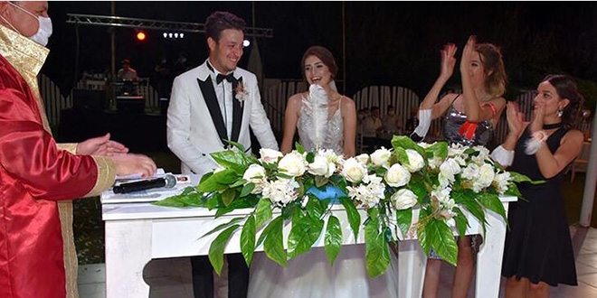 'Evet' diyeceği sırada arkadaşının açtığı şarkı ile damat şoka girdi