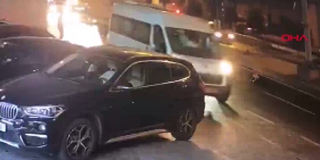 Kadını otomobilden attılar, ezilmekten son anda kurtuldu