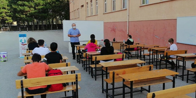 Sivas'ta, öğrenciler LGS'ye okul bahçesinde hazırlanıyorlar