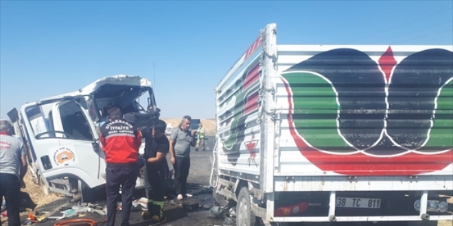Diyarbakr'da belediyenin temizlik arac, kamyonetle arpt: 2 l, 2 yaral
