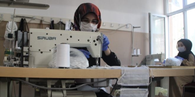 Maske fabrikası gibi okul
