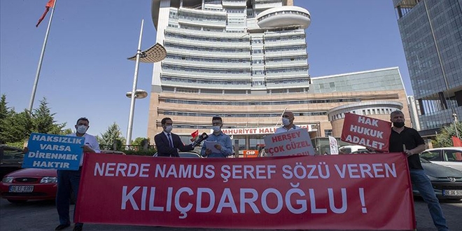 İBB'den çıkartılan işçiler CHP önünde toplandı