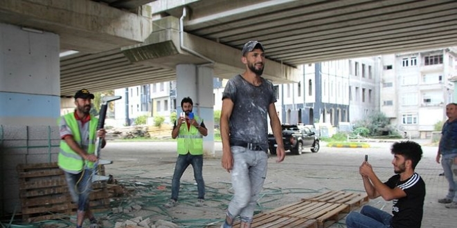 İnşaat işçileri defile yaptı, 2 günde 5 milyon izlendi!