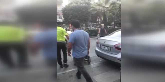 Karşıya geçemeyen engellinin yardımına polis koştu