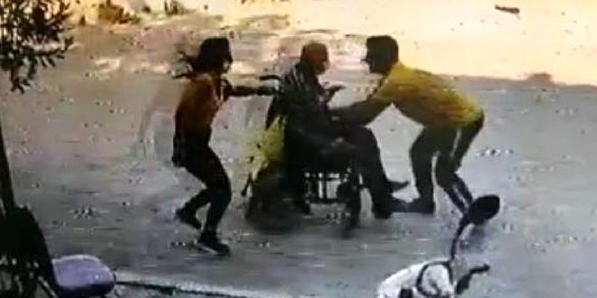 Tekerlekli sandalyenin kontrolünü kaybeden yaşlı adamı kurtarma anı kamerada