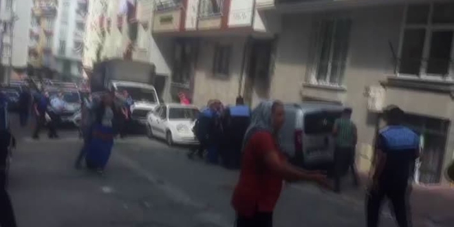 Zabıta ile seyyar satıcılar birbirine girdi: 2'si zabıta 7 yaralı