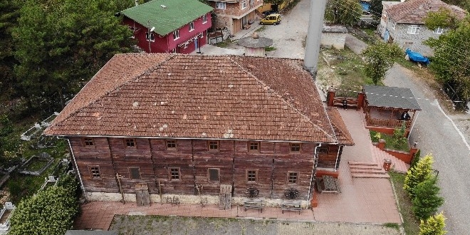 200 yıllık çivisiz cami zamana meydan okuyor