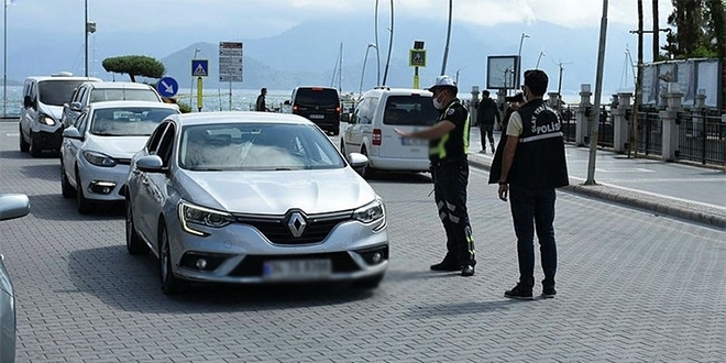 Ceza yazılırken polisin dalgınlığını fırsat bilip kaçtı