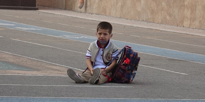 Okulda ilk gün...Minik Emir derse girmek istemeyince annesine zor anlar yaşattı