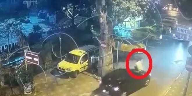 Otomobilinin üzerine çıkan saldırganı, karakola kaputta götürdü