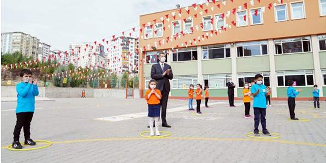 Bakan Selçuk, öğrencilerin temassız oyunlarına katıldı