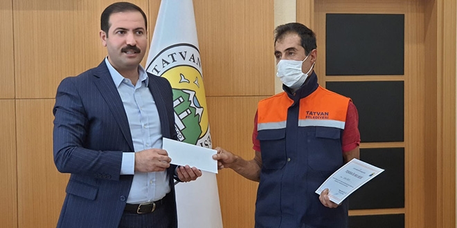 Ekmek teknesi çöp kovasını eliyle silen temizlik işçisine ödül