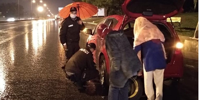 Yolda mahsur kalan sürücünün imdadına bekçiler yetişti