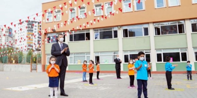 Bakan Selçuk, öğretmen ve öğrencileri tebrik etti