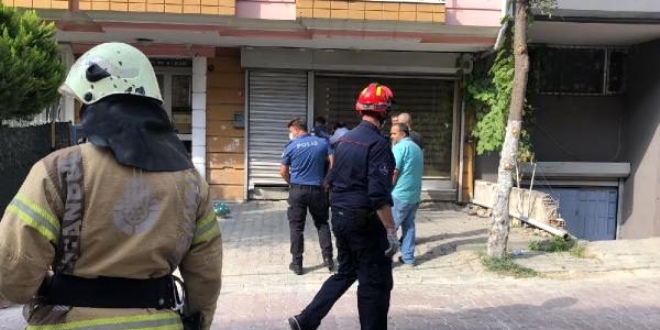 Haciz memurlarını gören esnaf kendini dükkana kilitledi