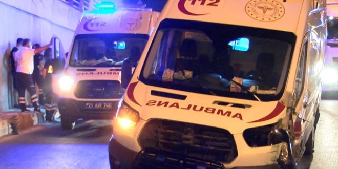 Diyarbakr'da ambulans otomobile arpt: 3 yaral