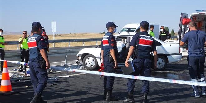 Nevehir'de tr ile otomobil arpt: 2 l