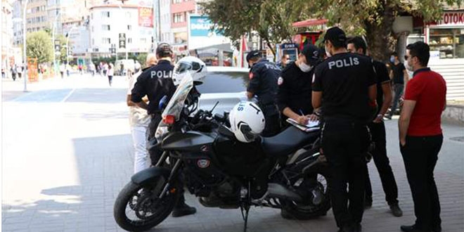Otomobille gezerken yakalanan karantina kaçaklarına 9 bin TL ceza
