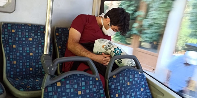 Yoğun mesai sonrası otobüste uykuya yenik düştü