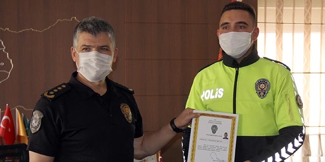Yaralı köpeğe şefkat eli uzatan polis teşekkür belgesi
