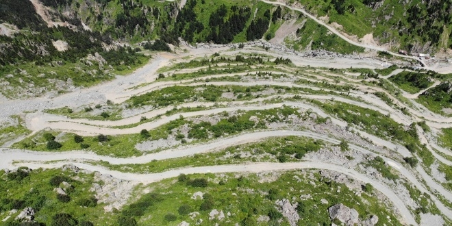 Dünyanın en tehlikeli yolu heyelan nedeniyle ulaşıma kapandı