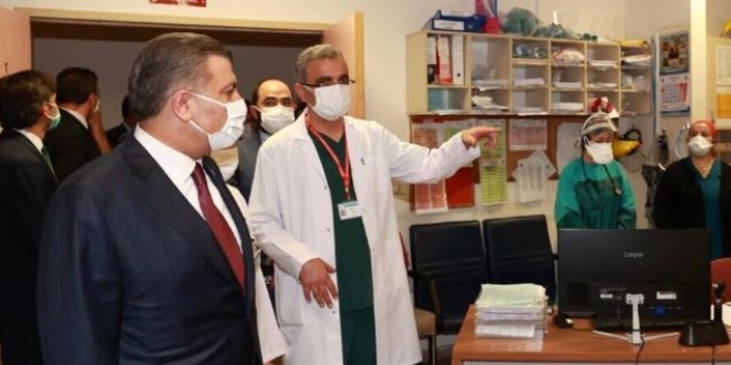 Bakan Koca'dan saldırıya uğrayan sağlık çalışanlarına ziyaret