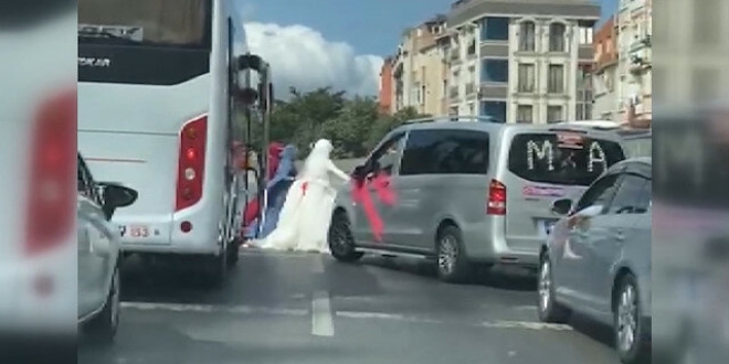 Sultangazi'de gelin konvoyuyla yolu kapatıp halay çektiler