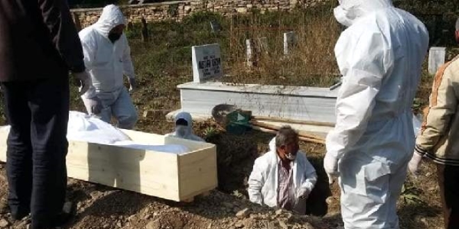 Koronavirüsten öldü, gömüldükten sonra tabutu yakıldı