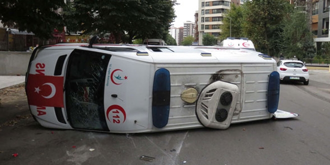 Kadıköy'de ambulans kaza yaptı: 4 sağlıkçı yaralandı