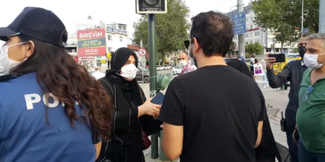 Polis ceza yazp, maske verdi! Bakn 5 dakika sonra nasl yakaland