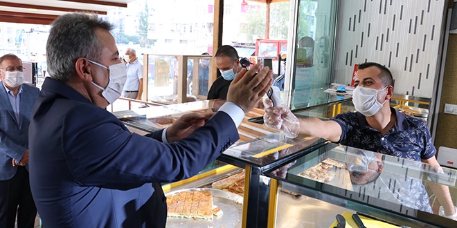 Esnaf, denetime gelen valinin ateşini ölçerek dükkana aldı