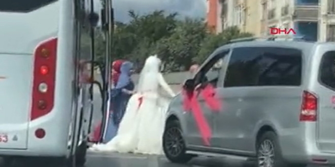 Gelin konvoyuyla yolu kapatıp halay çektiler