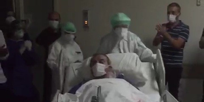 33 gün sonra mesai arkadaşlarının alkışları ile yoğun bakımdan çıktı