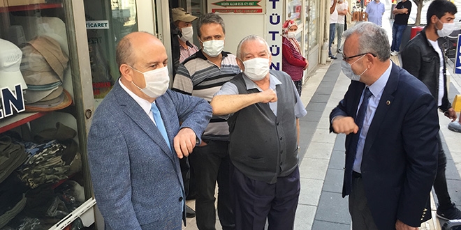 Heyeti gören vatandaş maske taktı