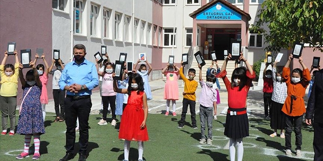 Öğretmenleri öncülük etti, 26 öğrenci yeni tablete kavuştu