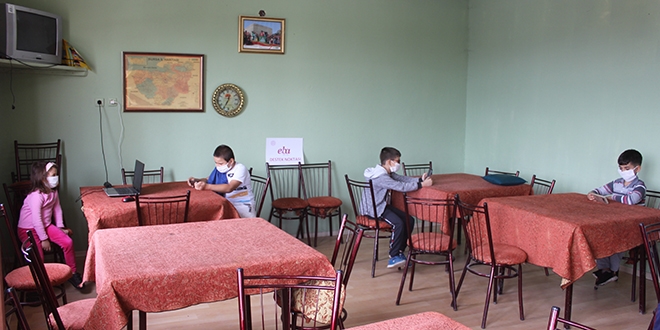 Köye sınırsız internet bağlattı, kahvehane okula dönüştü
