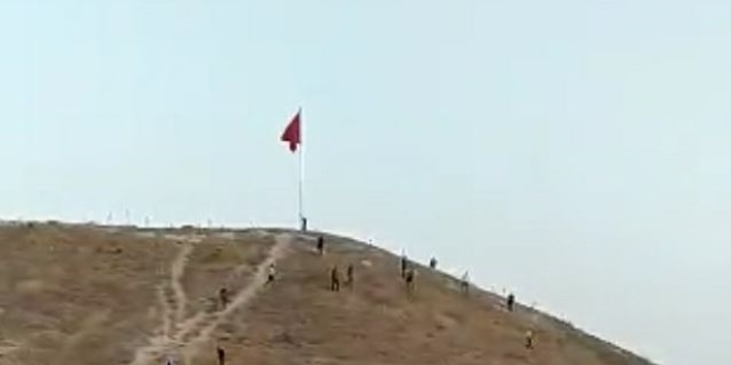 Türk Bayrağını indirmeye çalışan şahsa linç girişimi