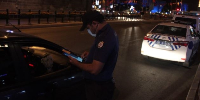 Maske takmayan vatandaştan ceza yazan polise tepki