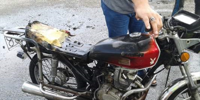 Polisin ceza yazmaya çalıştığı sürücü motosikletini yakarak kaçtı
