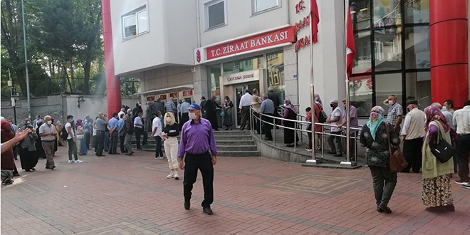 Maaş kuyruğu korona dinlemedi