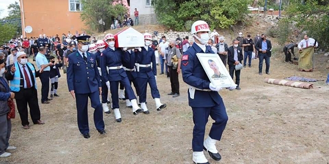 Tezkeresi beklenirken ölüm haberi gelen asker toprağa verildi