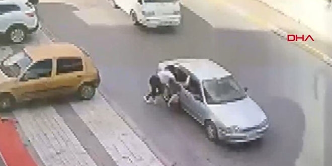 Çantasını aldıkları kadını böyle sürüklediler
